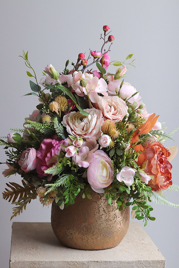 Clementine Romance, kompozycja kwiatowa w złotej donicy