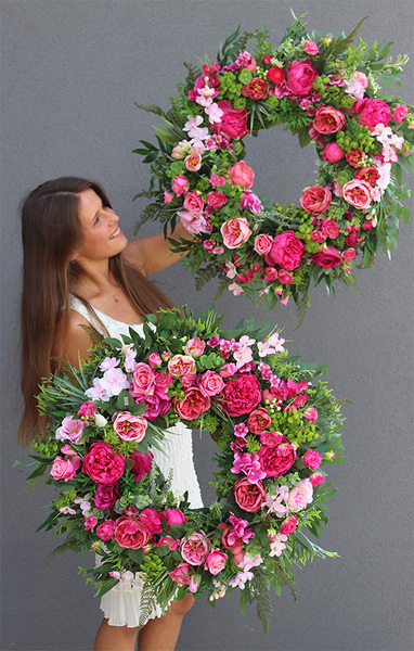 bogaty wianek kwiatowy, Różowa Medilia