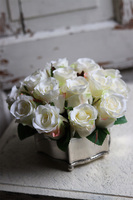 Amarenita, białe róże w cynowanym naczyniu