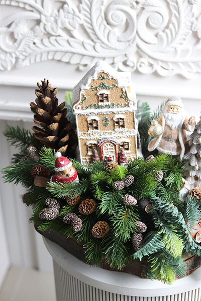 Domek W Śniegu, świąteczny stroik na plastrze drewna