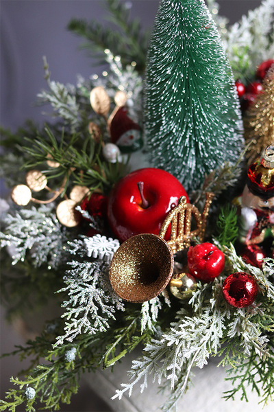 Decoration For You, świąteczny stroik z choineczką i bombkami
