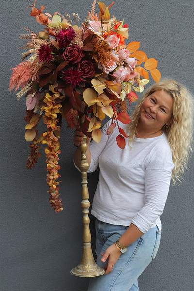 Energia Jesieni, dekoracja kwiatowa na złotym świeczniku