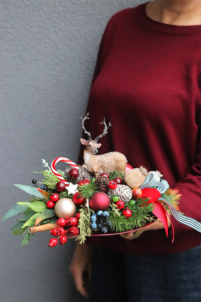 Ren w Lesie, świąteczny stroik na talerzu