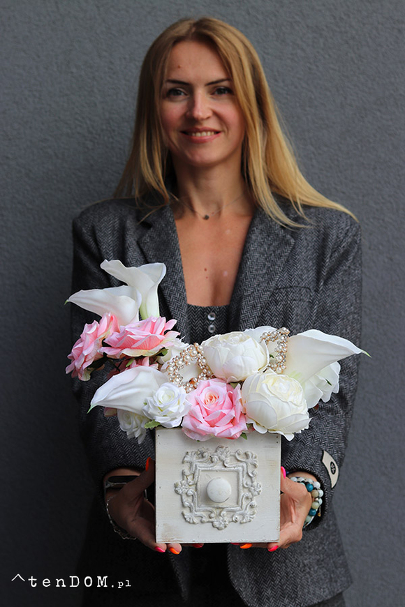 Tressoria, kompozycja kwiatowa w drewnianej szufladzie