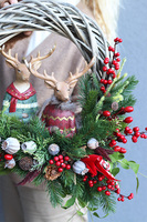 Reny w Szwecji, asymetryczny zimowy wianek z reniferem