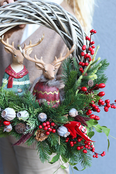 Reny w Szwecji, asymetryczny zimowy wianek z reniferem