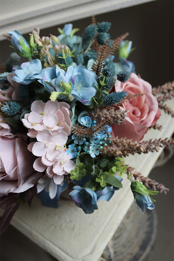 Reffia, kompozycja kwiatowa w naczyniu w groszki