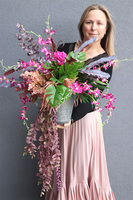 Preta, kwiatowa kompozycja w wiszącej, metalowej donicy