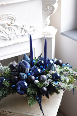 Granatowa Zima, adwentowy stroik ze świecami, wym.39x55x37cm