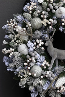 Srebrna Zima, biało-srebrny świąteczny wianek z reniferem