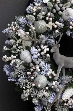 Srebrna Zima, biało-srebrny świąteczny wianek z reniferem, śr.70cm