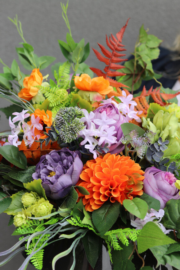 Kolorowa Faeria, kompozycja nagrobna w naczyniu