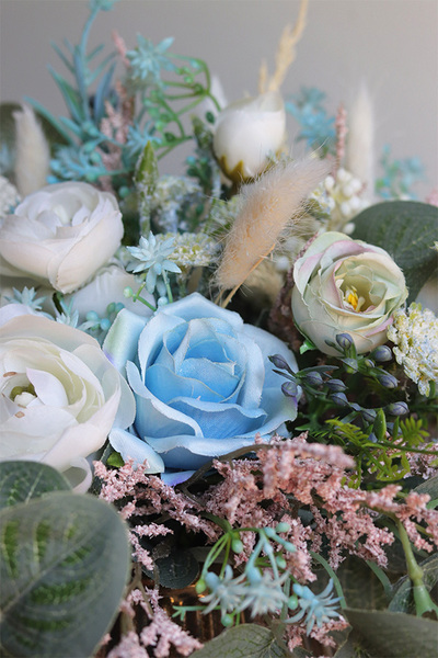 Blue Marine, kompozycja kwiatowa w miedzianym naczyniu