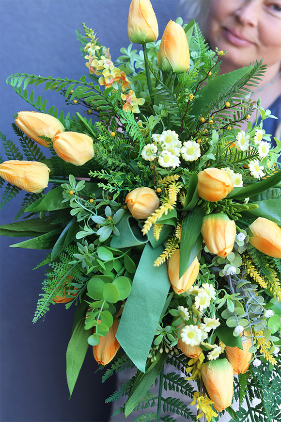 Żółta Energia New, wiosenny wieniec nagrobny z tulipanami