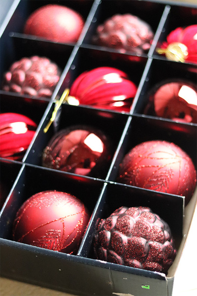 Red Forest, błyszczące świąteczne bombki