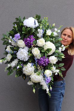 Jawerra, obfita kompozycja nagrobna biało fioletowa w misie, dł.92cm