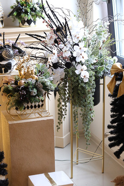 OD RĘKI Gold&Black Christmas, zimowa dekoracja w donicy na stojaku, wys.158cm 