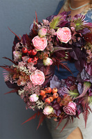 October Rose, asymetryczny jesienny wianek na drzwi