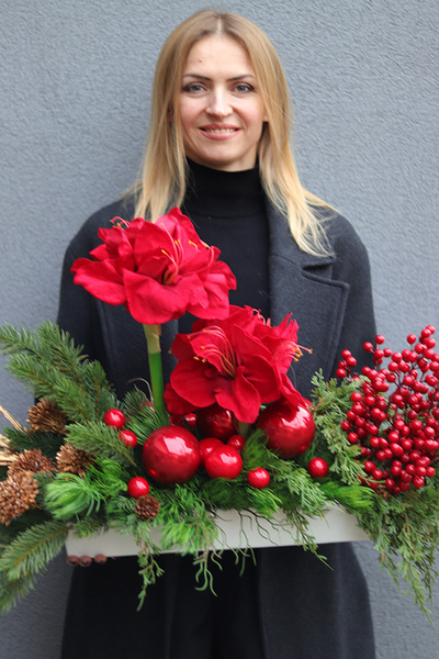 Amarylis Longia, kompozycja kwiatowa w naczyniu