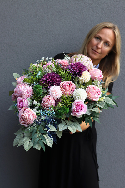 Kerrata New, pastelowa dekoracja nagrobna w misie