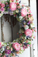 duży wianek kwiatowy z pszczołą, Rossalinda, śr.65cm 