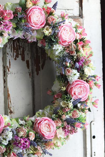 duży wianek kwiatowy z pszczołą, Rossalinda, śr.65cm 