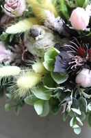 Modesta Beige, kompozycja wielkanocna z różowymi tulipanami, wym.25x69cm