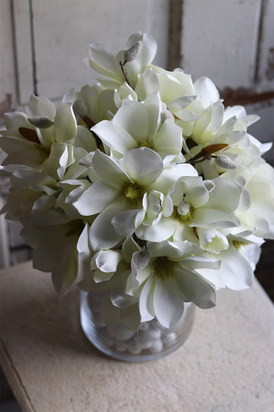 Magnolie Sweet White, wielkanocna kompozycja kwiatowa w szkle, wym.38x31cm