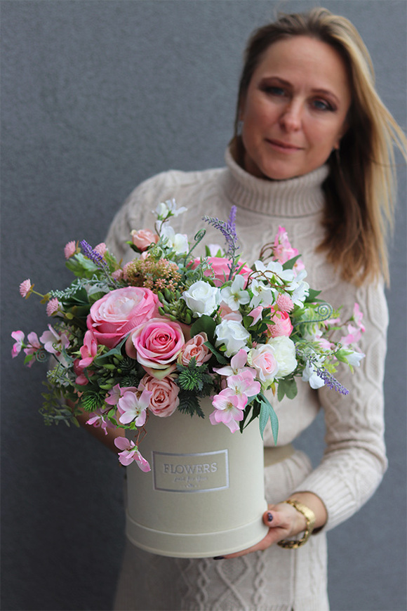 Rossalinda, welurowy flowerbox z różowymi kwiatami, wym.43x44cm 