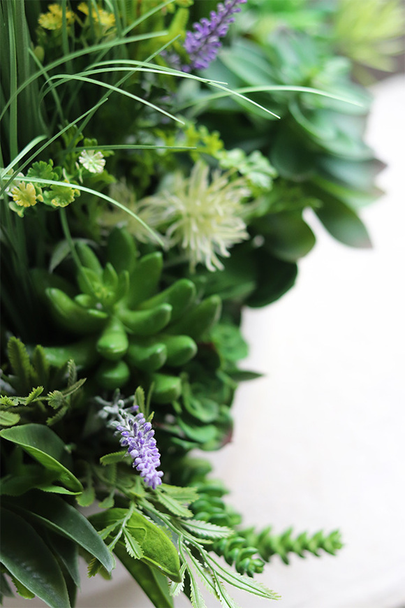 Laos Nrefrio, kompozycja trawy & sukulenty w białej donicy, wys.70cm