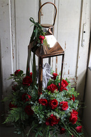 Angelo Garden Red, kompozycja nagrobna ze miedzianym lampionem, wys.90cm