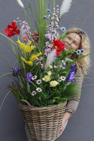 Mazovia Basket Big, sztuczna trawa w koszu z kwiatami