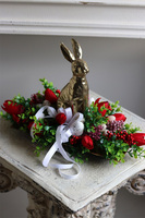 Red Easter 3, stroik wielkanocny zajączek w tulipanach