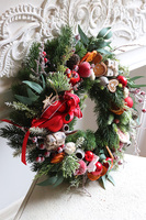 Świąteczna Chata, czerwony wianek świąteczny