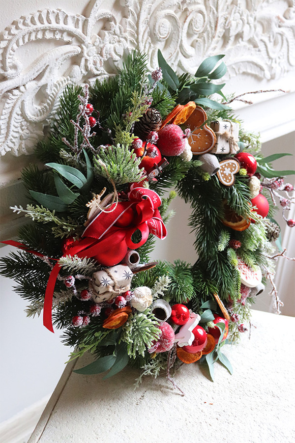 Świąteczna Chata, czerwony wianek świąteczny