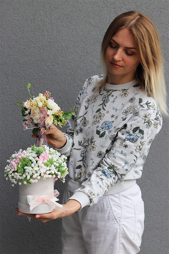 Kaszka Sweet, welurowy flowerbox z białymi kwiatami