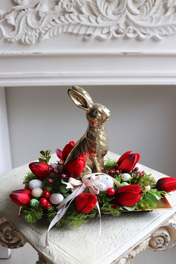 Red Easter, stroik wielkanocny zajączek w tulipanach, wym.21x33x12cm 