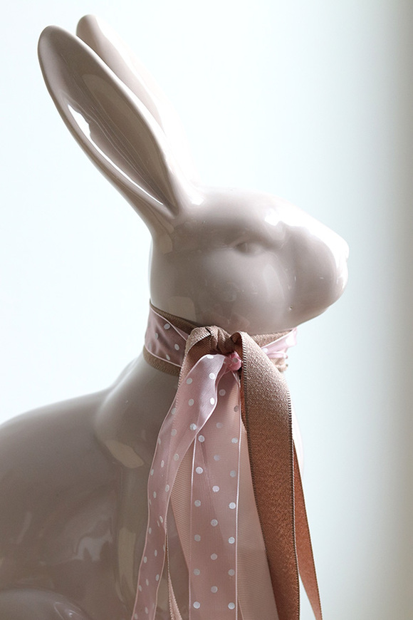 Zając Beżowy, figurka wielkanocna zajączek na podstawie, wys.48cm