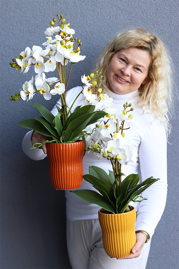 Słoneczna Aleja, gumowy storczyk w żółtej donicy