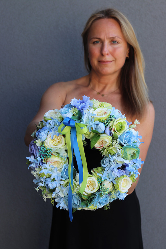 Niebieskie Obłoki, kwiatowy wianek ze wstążkami, śr.32cm 
