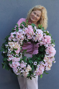 Różowa Balladyna, wiosenny wianek na drzwi, śr.66cm