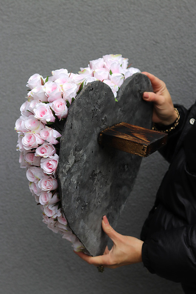 Różane Pink Volcan, dekoracja nagrobna serce