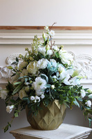 Blue Oceania Gold, kompozycja kwiatowa w naczyniu