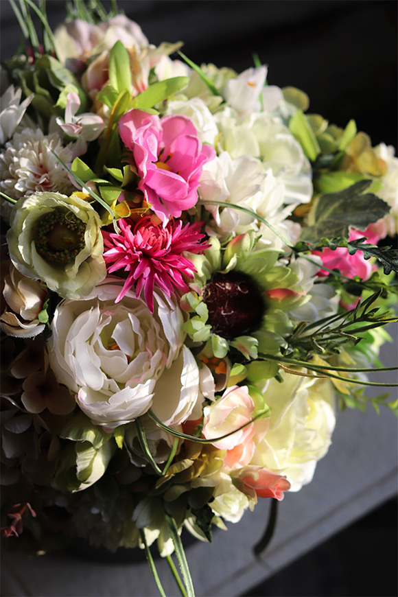 bogaty flowerbox z zielonych i  różowych kwiatów, Gerusto Helissa, wym.31x32cm