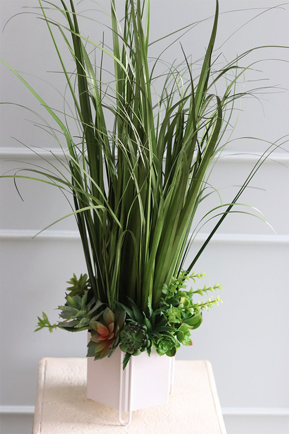 Berusto Design, sztuczna trawa z sukulentami w białej donicy, wys.94cm