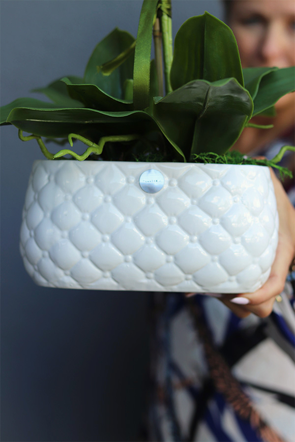 Bedroom White, sztuczny storczyk w pikowanej donicy