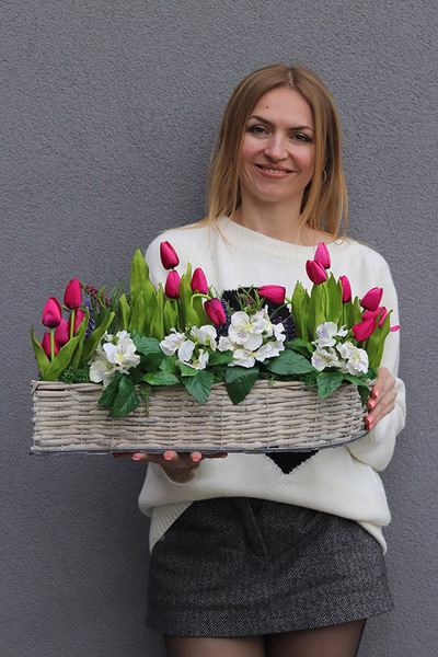 Tulipaneczki, kompozycja nagrobna w koszu