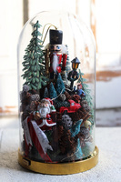 Dziadek do Orzechów Gold, stroik pod szklaną kopułą