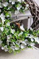 Ptaszki na gałęzi Midi, wiosenny wianek dekoracyjny