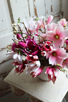 Magnolie Moko, bukiet różowych kwiatów w białym naczyniu, wys.41x42cm 